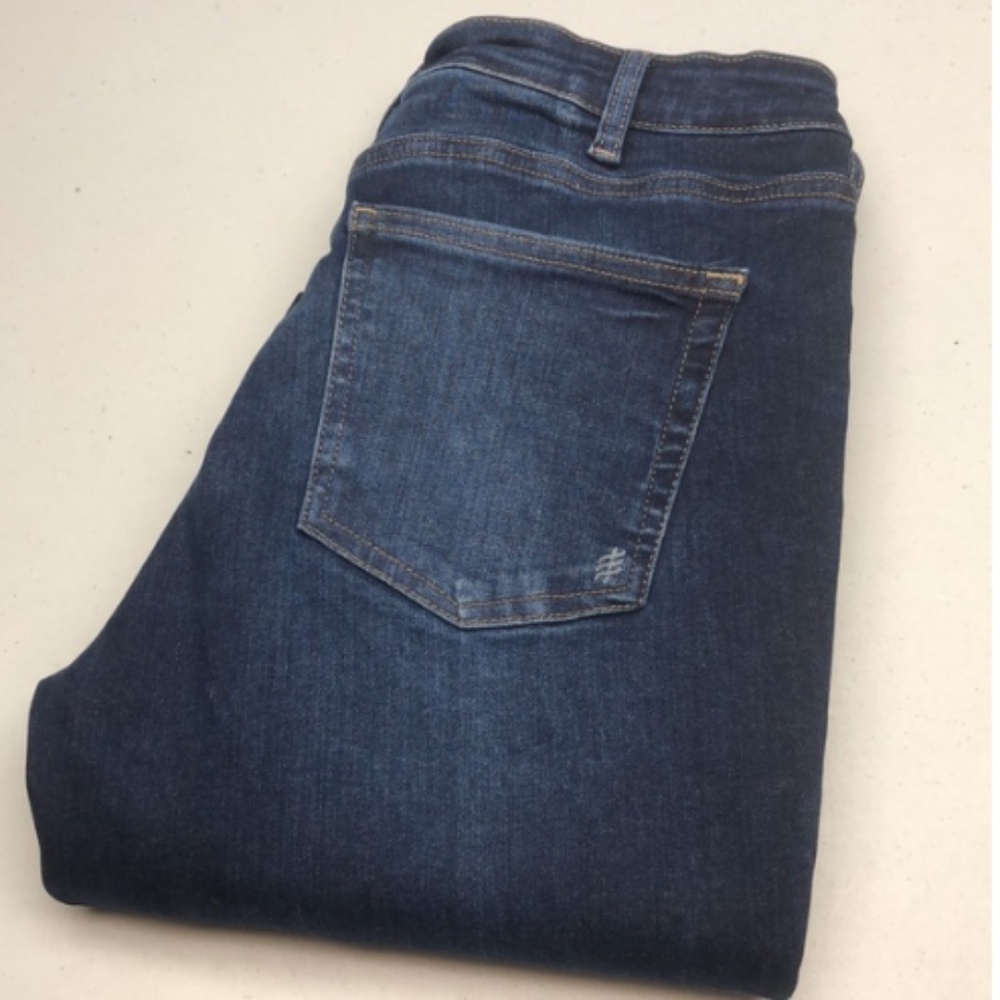 LIKE NEW SILVER INFINITE FIT MIDRISE BOOTCUT JEANS LG/30x31 ⭐️
